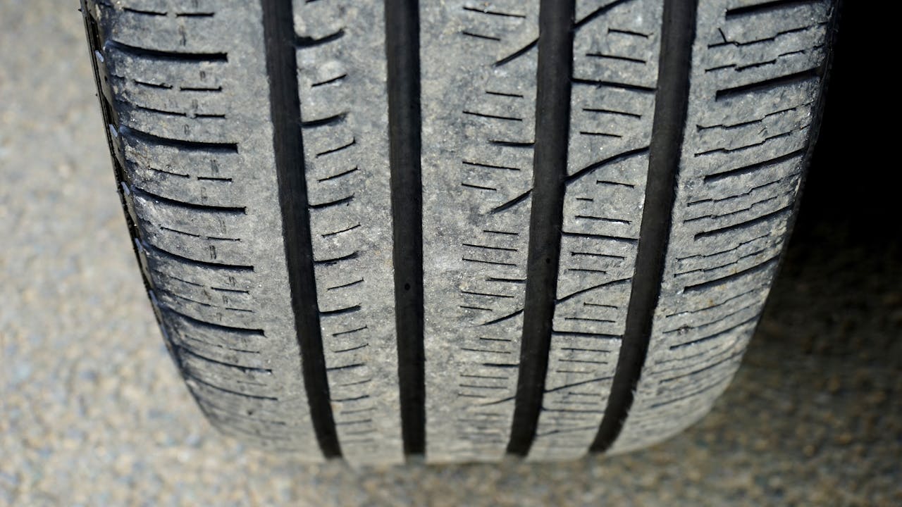Como consertar um pneu furado do carro?